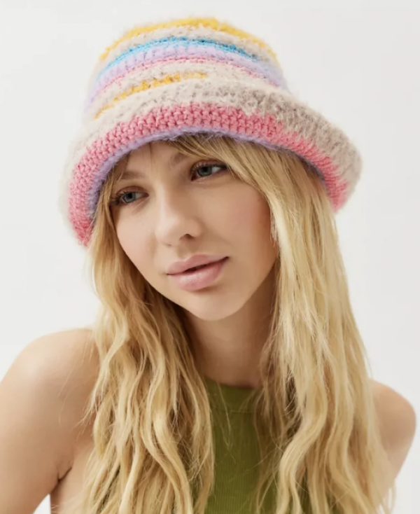 Topi bucket hat dengan warna pastel yang lembut